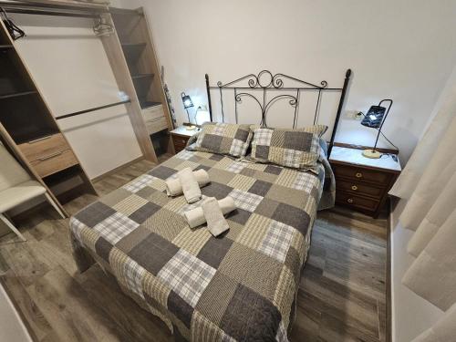 een slaapkamer met een bed met twee handdoeken erop bij Casa Rural Ramblizo in Elche de la Sierra