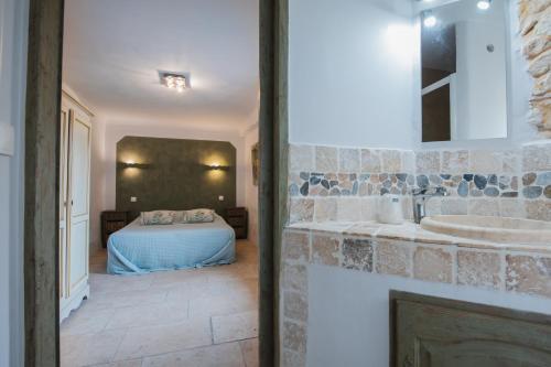La salle de bains est pourvue d'un lavabo et d'un lit dans la chambre. dans l'établissement Le Moulin de Lavon, à Gargas