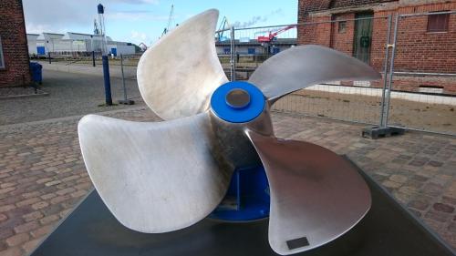 a metal propeller on top of a table at Idyll im Land der 1000 Seen in Liessow