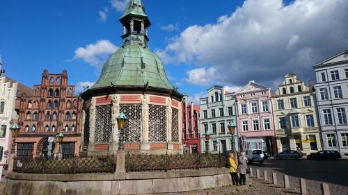 a gazebo with a green roof in a city at Idyll im Land der 1000 Seen in Liessow