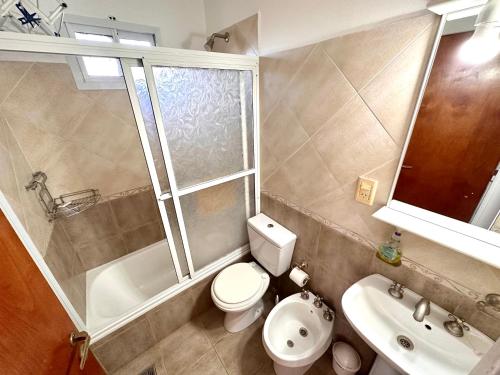 a small bathroom with a toilet and a sink at Los Preferidos in Colón