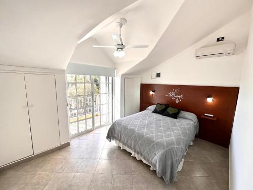 a bedroom with a bed and a ceiling fan at Los Preferidos in Colón