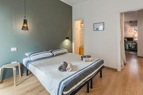 ein Schlafzimmer mit einem großen Bett mit Handtüchern darauf in der Unterkunft Max's House in Mailand
