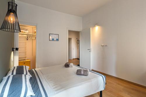 ein Schlafzimmer mit einem großen Bett in einem Zimmer in der Unterkunft Max's House in Mailand