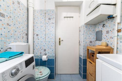 een kleine badkamer met een wasmachine bij Green apartment in Boedapest