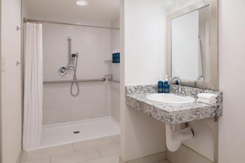 La salle de bains est pourvue d'un lavabo et d'une douche. dans l'établissement Four Points by Sheraton Bellingham Hotel & Conference Center, à Bellingham