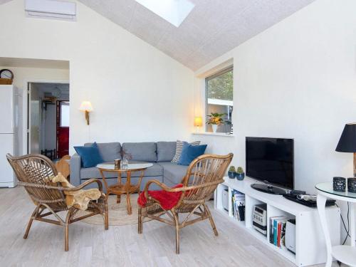 Kelstrup Strandにある4 person holiday home in Haderslevのリビングルーム(ソファ、テーブル、椅子付)