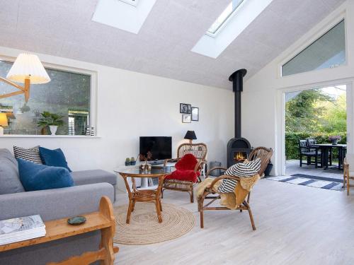 un soggiorno con divano e camino di 4 person holiday home in Haderslev a Kelstrup Strand