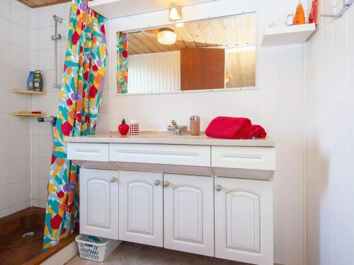 een badkamer met een wastafel en een spiegel bij Holiday home Aabenraa LXXVI in Aabenraa