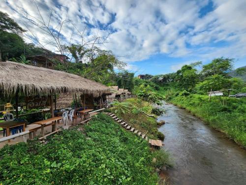 a river in front of a restaurant with at Imsuk Bo Klua in Ban Pha Khap