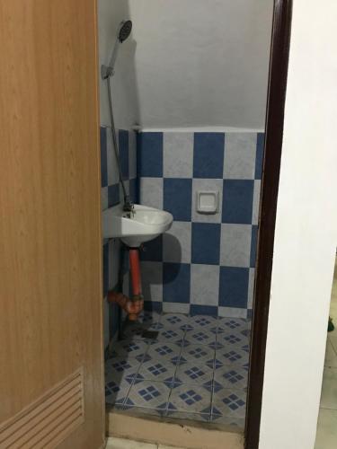 un bagno con lavandino e WC di Aladino Hostel a Dasmariñas
