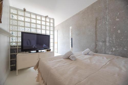 - une chambre avec une télévision et un lit avec des serviettes dans l'établissement Amazing View in paris - Best area, à Paris