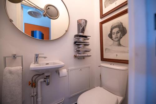 une salle de bain avec toilettes, lavabo et miroir dans l'établissement Amazing View in paris - Best area, à Paris