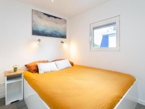 a bed in a room with a window at La Serafat in Maasbommel