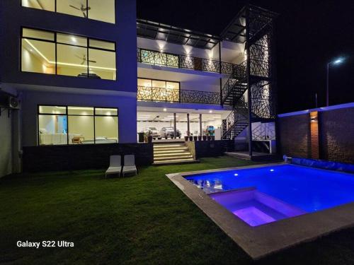 una casa con piscina en el patio por la noche en Casa Beily con alberca climatizada en Atlixco