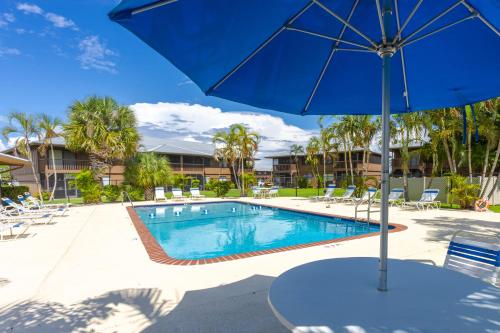 una piscina con tavolo e ombrellone di Bass & Sun Condominium 2/2 Bedroom a Clewiston