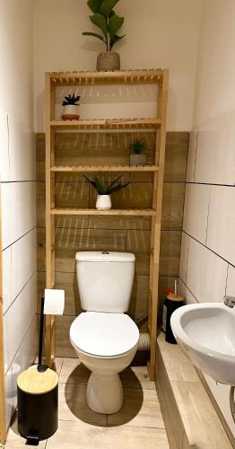 een badkamer met een toilet en een wastafel bij Resting Place in Eastbourne