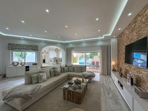 Luxury Villa Heated Pool, walk to São Rafael Beach, Albufeira