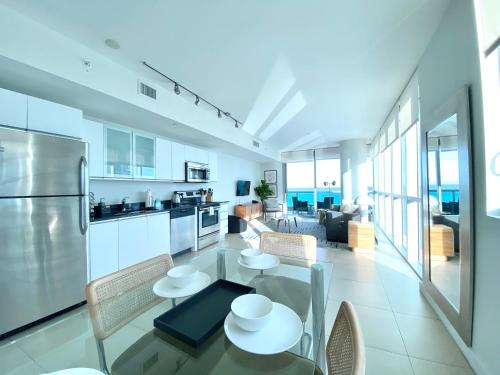 a kitchen and living room with a table and chairs at Monte Carlo Suites in Miami Beach in Miami Beach