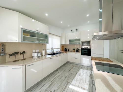 Luxury Villa Heated Pool, walk to São Rafael Beach, Albufeira