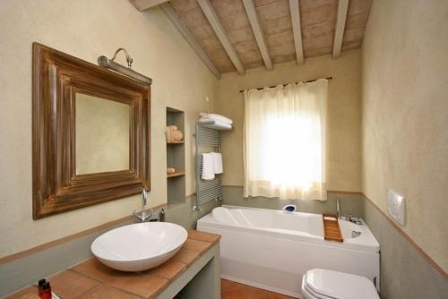 Ванная комната в Villa Danilo by PosarelliVillas