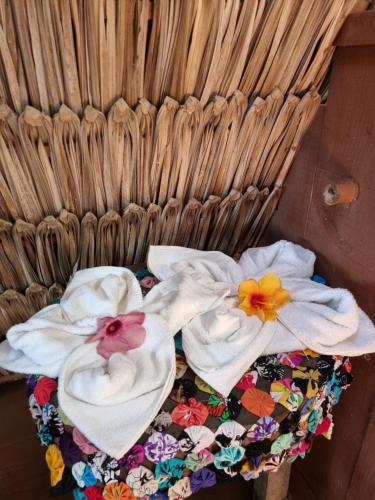duas toalhas com flores em cima de um cesto em Ecocamping Lumiar em Amontada