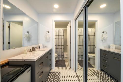 - Baño con 2 lavabos y aseo en Two Bedroom Park Ave Condo by Lespri Property Management, en Park City