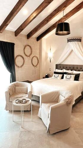 1 dormitorio con 1 cama, 2 sillas y mesa en San Gimignano, en Tlaxcala de Xicohténcatl