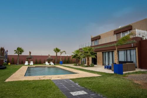 un complejo con piscina y un edificio en VILLA MYAD en Marrakech
