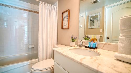 La salle de bains est pourvue d'un lavabo, de toilettes et d'une baignoire. dans l'établissement Beautiful Brickell Miami apt 2BR/2BA + Parking, à Miami