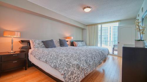 - une chambre avec un lit et une grande fenêtre dans l'établissement Beautiful Brickell Miami apt 2BR/2BA + Parking, à Miami