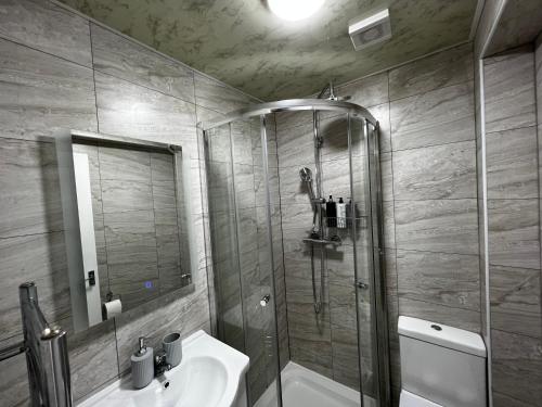 a bathroom with a shower and a sink and a toilet at Selly Oak Near QE and UoB - 5 Bed Ensuite - Perfect for groups and contractors in Birmingham