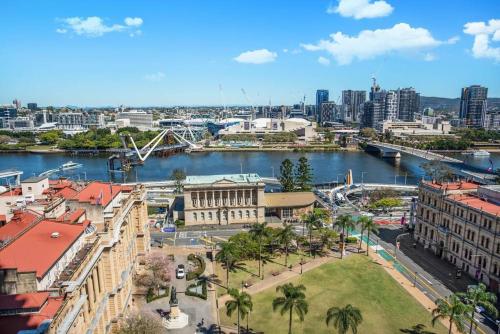 a view of a city with a river and buildings at Dress Circle! 2Bed/2Bath/1Car/Amazing Views ~ CBD in Brisbane