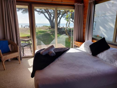 Postel nebo postele na pokoji v ubytování Edgewater Motel