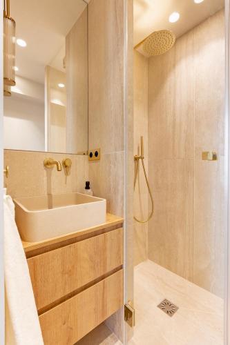 une salle de bain avec un lavabo et une douche dans l'établissement La Suite du Marais, à Paris