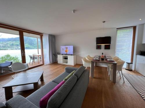 Una televisión o centro de entretenimiento en Traum in Zell am See mit Badeplatz