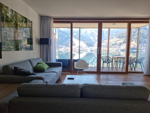 Un lugar para sentarse en Traum in Zell am See mit Badeplatz