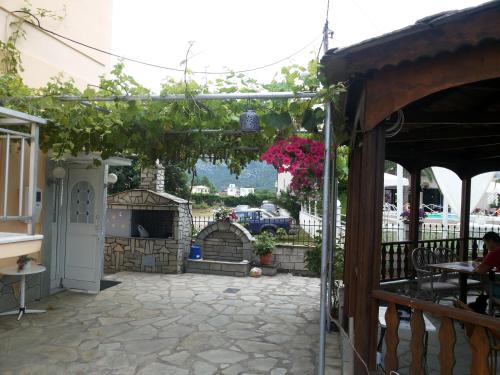 Κήπος έξω από το Patra Rooms Skala Prinou