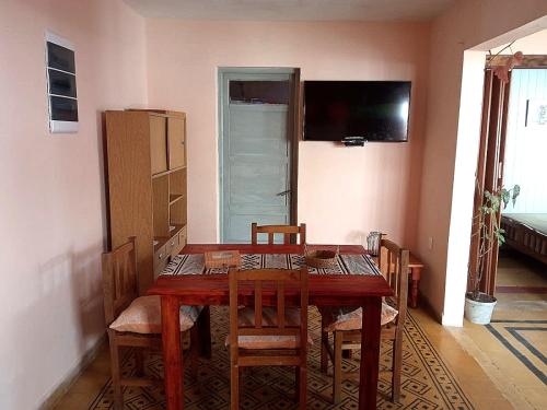 ein Esszimmer mit einem Holztisch und Stühlen in der Unterkunft La Casa de los Viejos in Minas