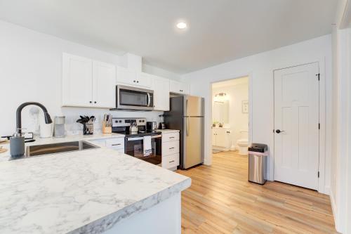 Dapur atau dapur kecil di Cozy Escape with Modern Comfort in Central Auburn - 1BD, 1BA Apartment