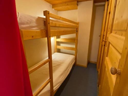 Cette chambre comprend 2 lits superposés et une porte. dans l'établissement Studio spacieux au cœur de Châtel, proche télécabine Super-Châtel, tout confort - FR-1-693-102, à Châtel