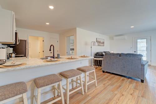 Køkken eller tekøkken på Cozy Escape with Modern Comfort in Central Auburn - 1BD, 1BA Apartment