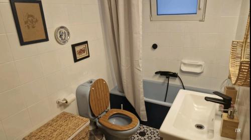 łazienka z toaletą i umywalką w obiekcie Two bedroom flat near airport w mieście Palini