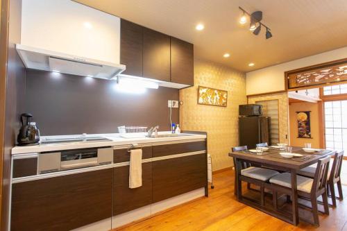 Kanmuritei Guest House UP to 7 pax, 冠邸和モダン最大7名まで宿泊可能