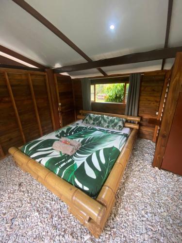 Cama grande en habitación con ventana en Fare Tahima, en Fare