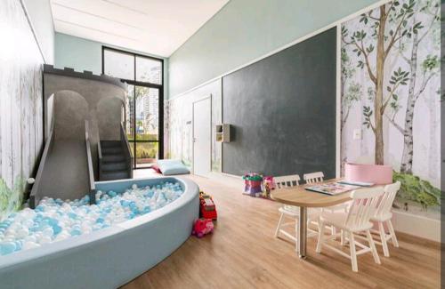 a room with a bathtub with a table and a dining room at Expand Pinheiros Linda vista e próximo ao shopping in Sao Paulo