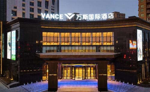 un gran edificio con un cartel encima en Vance International Hotel - Linhai Duqiao en Taizhou