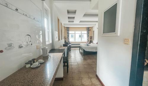Una cocina o cocineta en The Bygone
