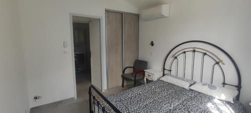 Een bed of bedden in een kamer bij Appartement 50m2 au cœur de sussargues