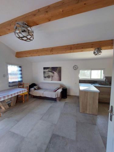 une chambre avec un lit et une table dans une pièce dans l'établissement Appartement 50m2 au cœur de sussargues, à Sussargues